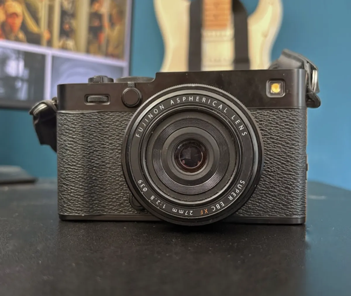 The Fujifilm X-E5 front on with the XF 27mm pancake lens